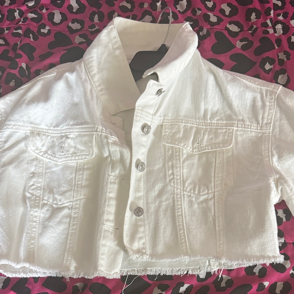 Cropped White Denim Jacket with Frayed Hem